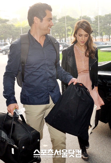 ▲극비리에 한국을 방문한 제시카 알바(오른쪽)와 남편 캐시 워렌이 상반된 표정으로 23일 오후 서울의 한 호텔로 들어서고 있다. /노시훈 기자