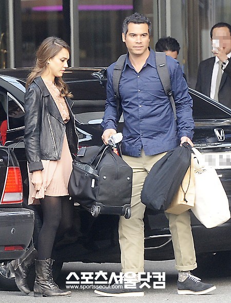 ▲서울 강남의 한 호텔에 도착한 제시카 알바(왼쪽)와 캐시 워렌./ 이새롬 기자