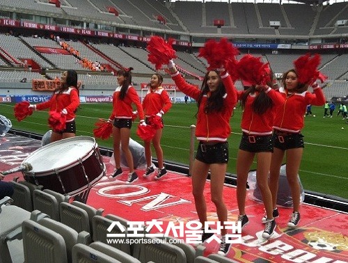 ▲ V걸스가 빗 속에서도 열정적인 응원을 펼치고 있다. / 박소연 인턴기자