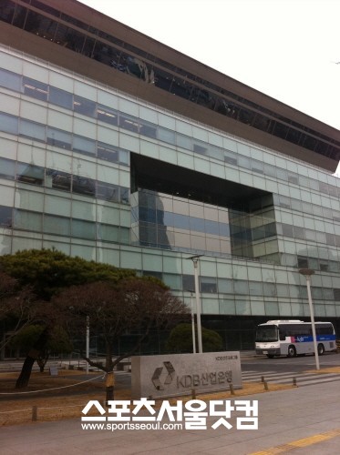 ▲산업은행과 HSBC 직원들의 임금체계가 다른 것으로 나타났다.