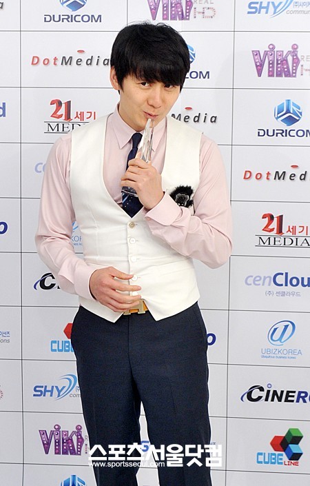 ▲남자 인기상을 수상한 훈이 트로피에 입을 맞추고 있다.