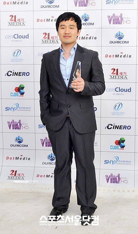 ▲남자 인기상을 수상한 화준.