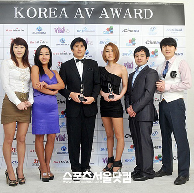 ▲25일 열린 1회 성인영화 대상 시상식에서 참여한 배우들./문병희 기자