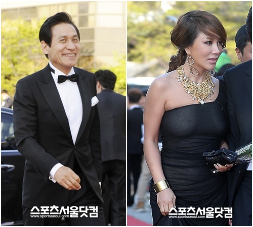 ▲ 제48회 백상예술대상에서 영화부문 최우수 연기상을 받은 안성기(왼쪽)과 엄정화./이새롬, 배정한 기자