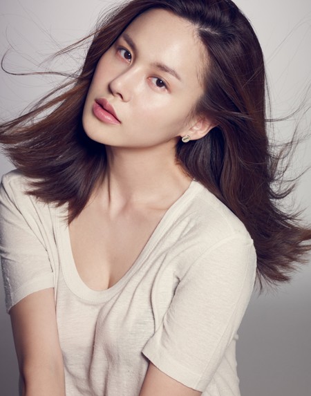 ▲신비주의를 벗고 편안한 가수가 되고 싶다는 아이비.