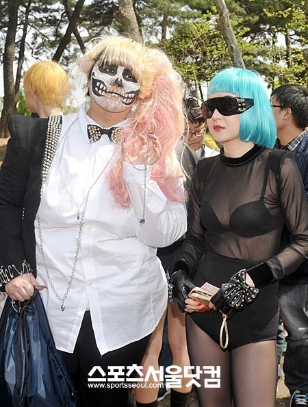 레이디 가가 코스프레를 한 채 공연을 보러온 가가의 팬들./ 문병희 기자