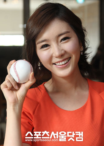 ▲ 야구공을 들고 카메라 앞에서 포즈를 취한 공서영 아나운서.