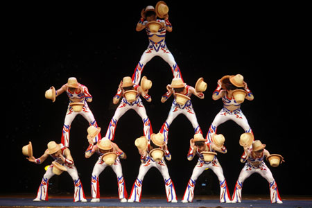 서 있기도 어려운데 모자 돌리기까지…