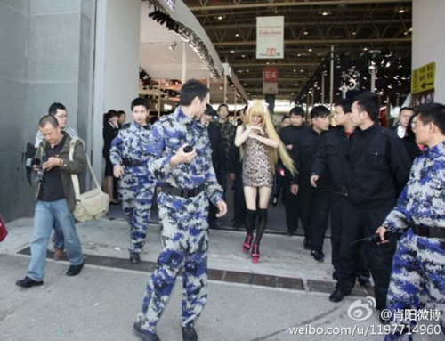 ▲보안요원의 안내로 행사장 밖으로 나오는 마리산./중국 웨이보 캡처