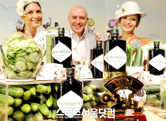 모델들이 청량한 오이맛이 특징인 헨드릭스 진을 소개하고 있다. /노시훈 기자