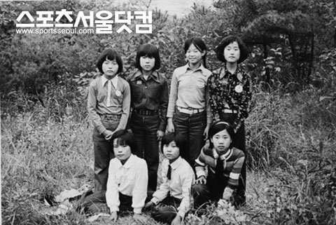 서 당선자의 어린시절 모습. 사진에서 아랫줄 우측이 서 당선자다.