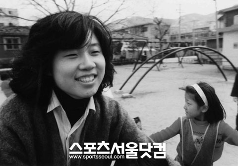 서 당선자는 대학 졸업 후 지역문화운동에 뛰어들었다. 사진은 푸른소나무 무료도서대여실을 개설할 당시의 모습을 담았다.