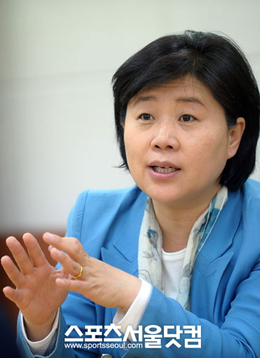 외교관 또는 기자를 꿈꿨던 서영교 당선자는 학생운동을 겪으며 지역운동가로 변신했고, 그 경험이 오늘날 국회의원 자리에 오르게 했다. / 이새롬 기자