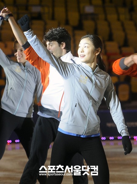 공연을 하루 앞둔 3일 공개된 연습 현장에서 김연아가 안무에 열중하고 있다./ 배정한 기자