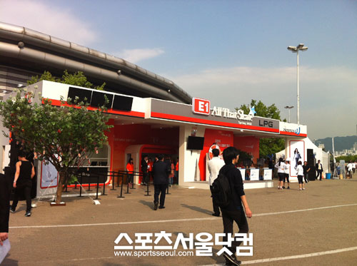 김연아 아이스쇼 첫 공연을 앞둔 4일 오후 서울 올림픽공원 체조경기장은 관객들을 맞이할 막바지 준비로 분주한 상황이다. / 유성현 기자