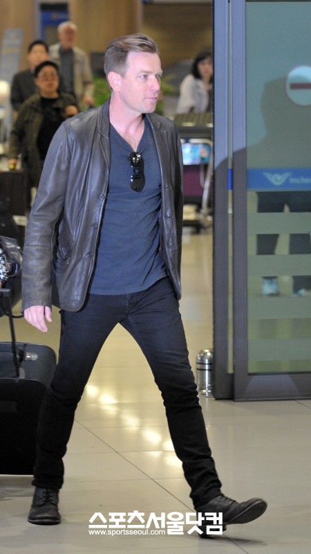 할리우드 톱스타 이완 맥그리거가 6일 인천국제공항을 통해 입국하고 있다. 영화 유령작가, 스타워즈 에피소드3, 아일랜드, 빅 피쉬 등에서 활약한 영국 출신 배우 이완 맥그리거는 신세계 백화점의 모델로 발탁돼 이날 처음으로 한국을 공식 방문했다. /이효균 기자