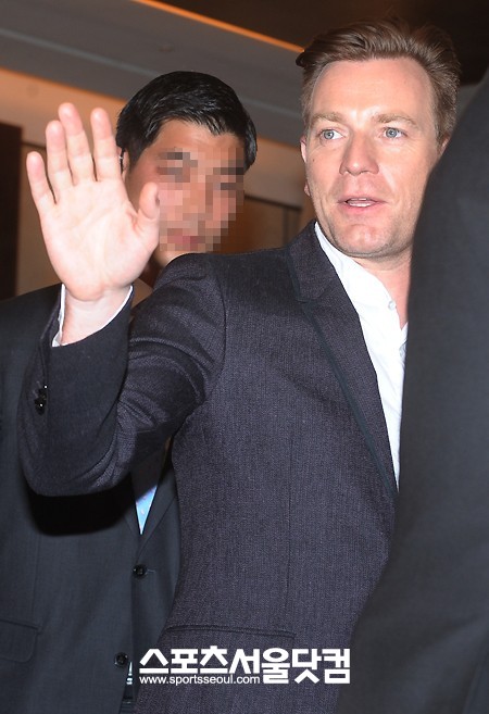 6일 내한한 이완 맥그리거가 7일 오전 공식 기자회견에서 취재진을 향해 인사하고 있다. /이새롬 기자