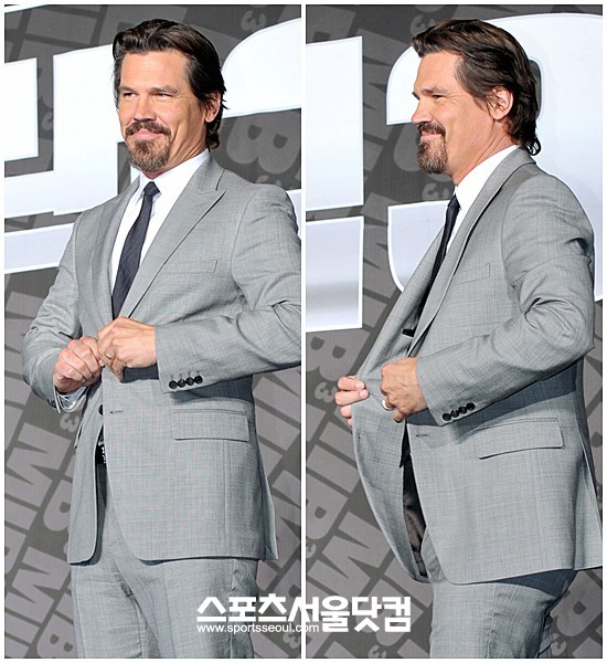 영화 ‘맨 인 블랙3’ 홍보차 방한한 할리우드 배우 조슈 브롤린(Josh Brolin)이 7일 오전 서울 역삼동 리츠칼튼호텔에서 가진 공식 기자회견에서 포토타임을 갖고 있다. /문병희 기자
