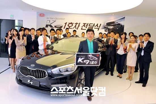 7일 기아차는 국내영업본부 사옥에서 K9 1호차 전달식을 갖고 본격 출고에 들어갔다.