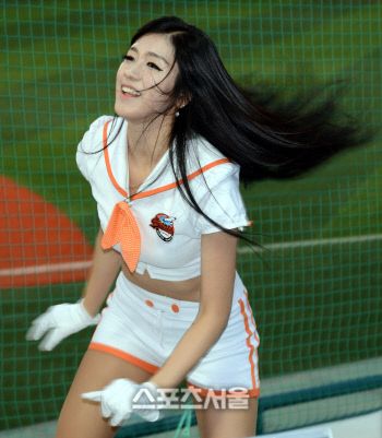 이것이 파워댄스 김연정이 앳되고 청순한 용모와 달리 경기중에는 역동적인 춤으로 관중들의 시선을 사로잡고 있다.이주상기자.rainbow@sportsseoul.com
