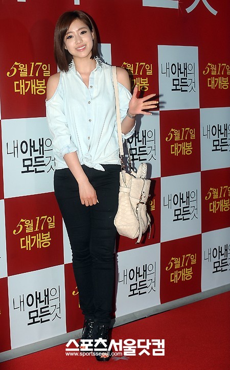 티아라 함은정이 10일 오후 서울 강남구 삼성동 코엑스 메가박스에서 열린 영화 `내 아내의 모든 것` VIP시사회에 참석해 포토타임을 갖고 있다. /이새롬 기자