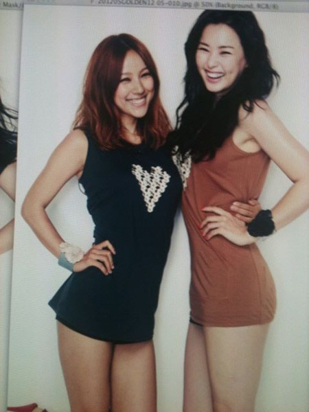 한 화보 촬영장에서 나란히 포즈를 취한 이효리(왼쪽)과 이하늬./이효리 트위터