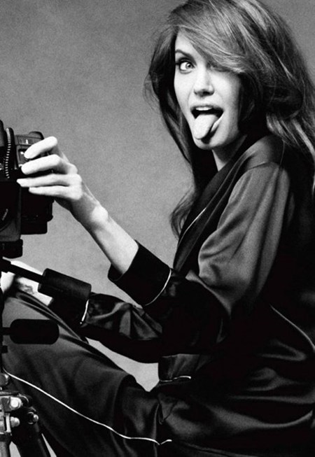 카메라를 잡고 혀를 쭉 내민 안젤리나 졸리./마리끌레르 제공