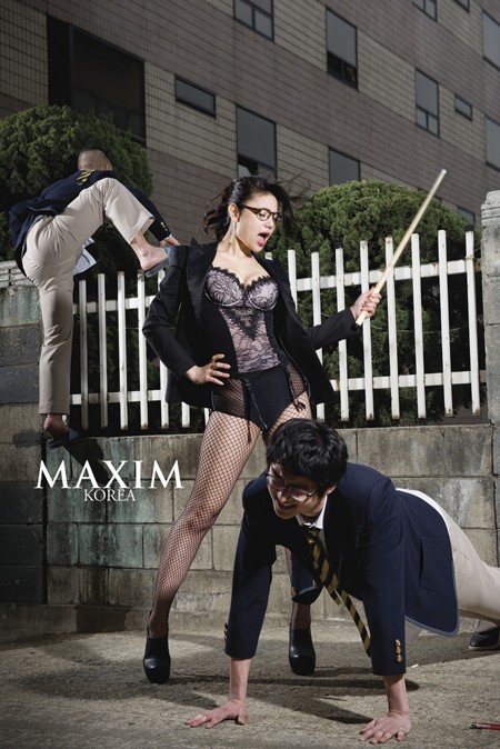 파격 섹시 콘셉트로 화보를 찍은 최혜연(가운데). /맥심 제공 및 온라인 커뮤니티