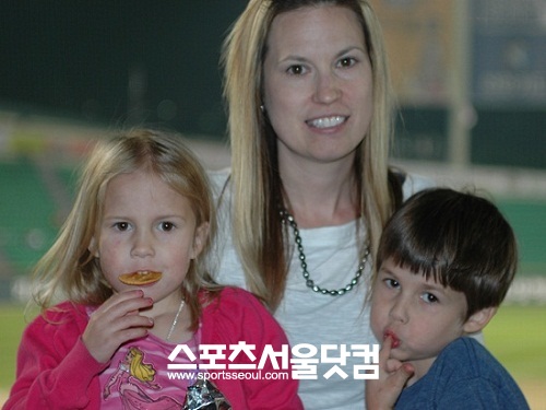 두산 투수 니퍼트의 딸 케이든과 부인 캐리 씨, 아들 오브리(왼쪽부터). / 박소연 인턴기자