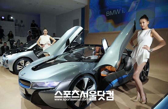 15일 오전 서울 강남구 청담동 비욘드 뮤지엄에서 진행된 BMW 코리아 BMWi 이노베이션 데이에서 2014년 국내 출시 예정인 프리미엄 전기차 i3와 i8의 콘셉트카가 공개됐다. /이새롬 기자
