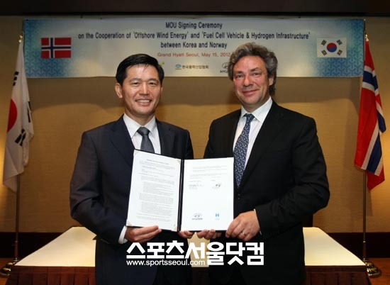 이용우 현대차 해외판매사업부장(왼)과 울프 하프셀드 하이옵 CEO가 15일 서울 그랜드 하얏트 호텔에서 수소연료전지차 보급에 관한 양해각서를 체결했다.