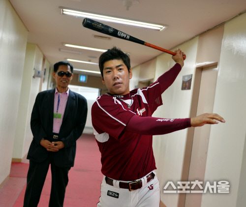 홈런 10개로 리그1위를 달리고 있는 강정호가 박영길 스포츠서울 객원기자에게 타격자세를 보이고 있다. 2012.05.10 목동 | 강영조기자kanjo@sportsseoul.com