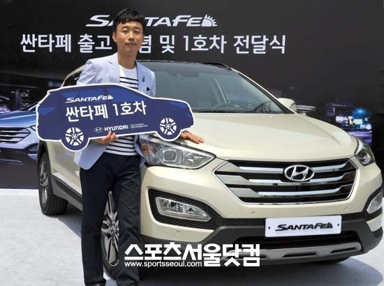 현대자동차는 16일 울산 2공장에서 소방관 박상익(40)씨에게 신형 싼타페 1호차를 전달했다.