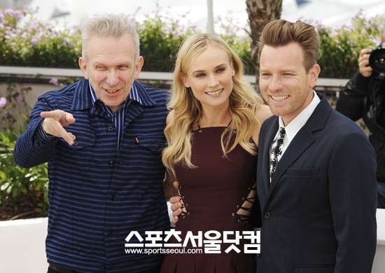 ▲이남자들 멋있죠?-배우 다이앤 크루거가 장 폴 코티에, 이완 맥그리거와 포토타임을 갖고 있다.