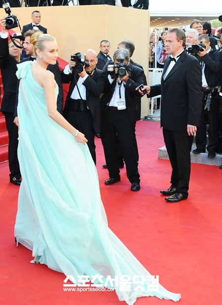 ▲여신처럼 찍어주세요-배우 다이앤 크루거가 포즈를 취하고 있다.