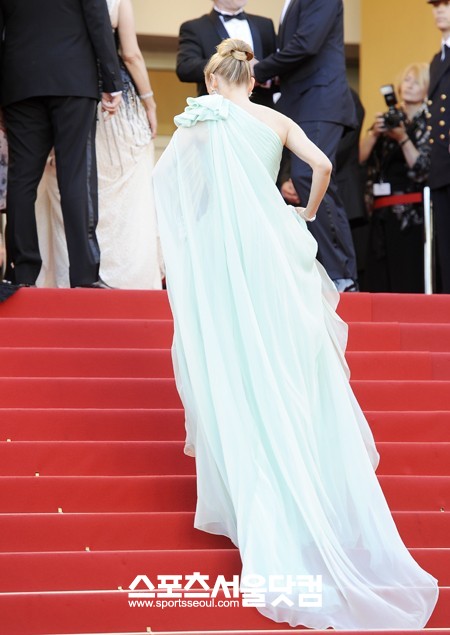 ▲꼬리가 너무 길어요-배우 다이앤 크루거가 레드카펫을 밟고 있다.