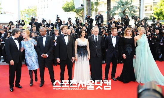 ▲올해는 심사위원이에요!-배우 다이앤 크루거가 다른 심사위원들과 함께 포즈를 취하고 있다.