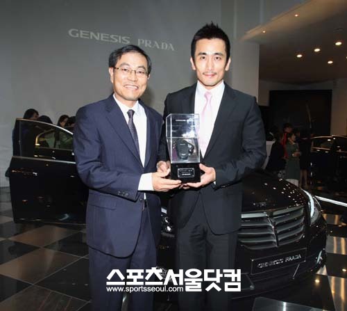 현대자동차가 제네시스 프라다 1호차 주인공으로 연예인 차인표-신애라 부부를 선정했지만, 차인표 부부는 제네시스 프라다 1호차를 중고차 매물로 내놓았다.