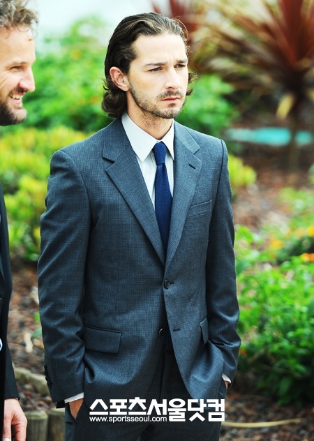 저 수염 길렀어요!-배우 샤이아 라보프가 포토콜 행사장에 도착했다.