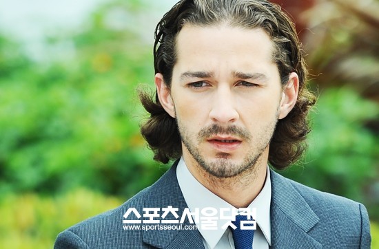 터프해 보이나요?-배우 샤이아 라보프가 포토콜을 기다리고 있다.