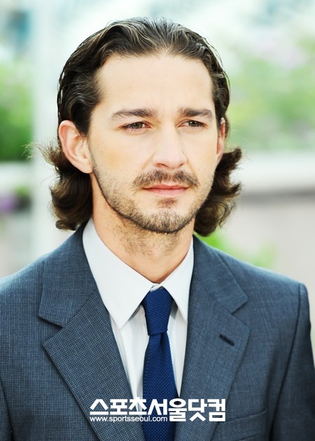 오늘 안웃을거에요-배우 샤이아 라보프가 무표정으로 포토타임을 갖고 있다.