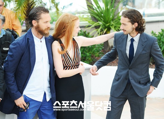 웃으라고 하지마세요!-배우 톰 하디와 제시카 차스테인, 샤이아 라보프(왼쪽부터)가 포토타임을 갖고 있다.