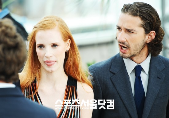 난 터프남이니깐...-배우 샤이아 라보프(오른쪽)가 터프한 표정으로 소리치고 있다.