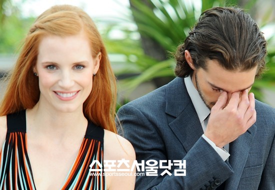 터프남은 힘든거구나...-배우 샤이아 라보프(오른쪽)가 피곤한 표정을 짓고 있다.