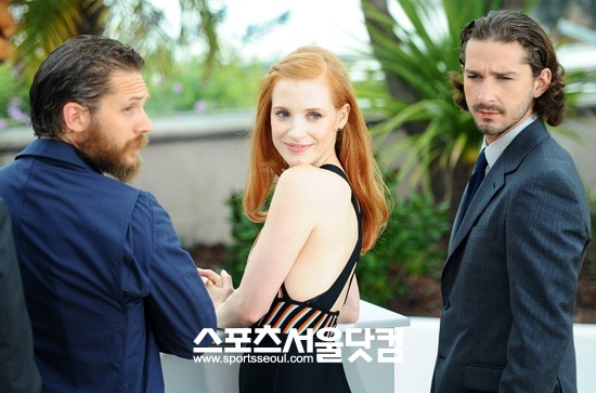 영화 로리스 많이 사랑해주세요-배우 톰 하디와 제시카 차스테인, 샤이아 라보프(왼쪽부터)가 포토타임을 갖고 있다.