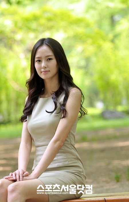 도산공원에서 봄햇살을 맞으며 포즈를 취한 오초희./ 문병희 기자