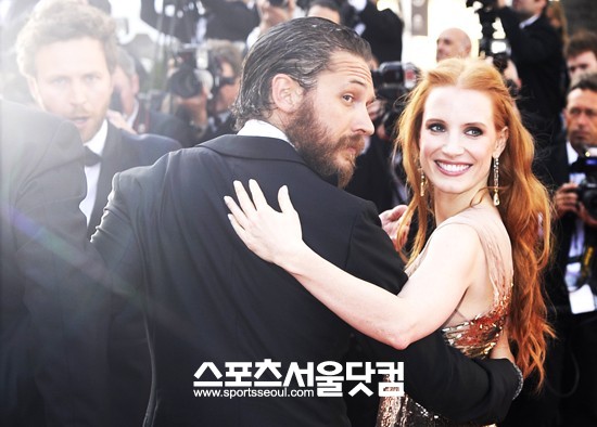 환상적인 금발이에요-배우 제시카 차스테인이 아름다운 금발을 뽐내며 포즈를 취하고 있다.