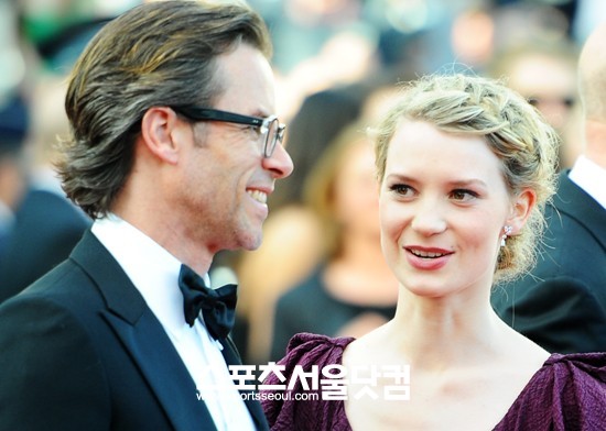 매력적인 금발이에요-배우 미아 와시코브스카가 매력적인 금발을 뽐내며 레드카펫을 밟고 있다.