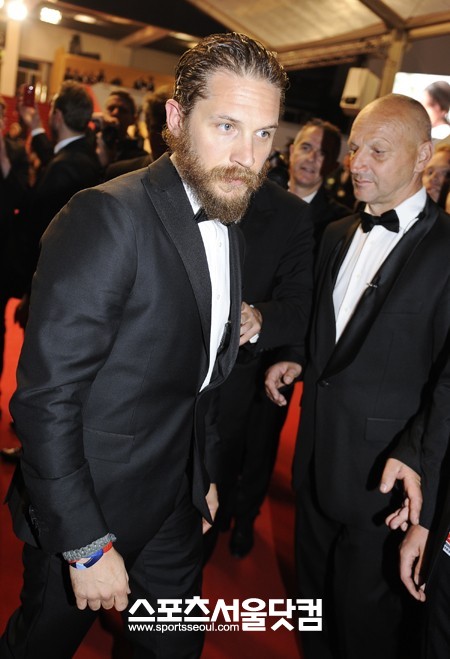 이제 이벤트를 준비해야지-배우 톰 하디가 영화 로리스 시사회를 마치고 급하게 이동하고 있다.