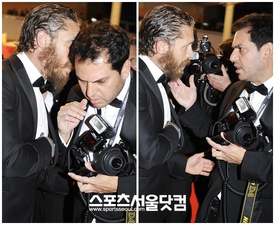 비밀스러운 작전 회의-배우 톰 하디가 이벤트 계획을 설명하고 있다.